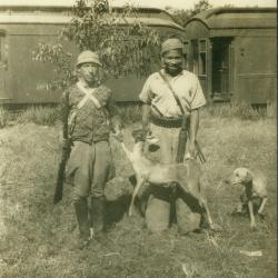Volta da caçada. Da esquerda para direita: Mário Ventel e Lino. Salobra, Mato Grosso. Acervo casa de Oswaldo Cruz/Fiocruz. Autor desconhecido. 1942.