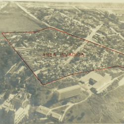 Vista aérea do Campus com área delimitada em vermelho: "área invadida". Acervo: Casa de Oswaldo Cruz. Sem data. Autor desconhecido