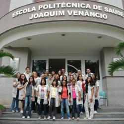 Alunos formandos da turma de Gerência de 2010, reunidos em frente à fachada da EPSJV