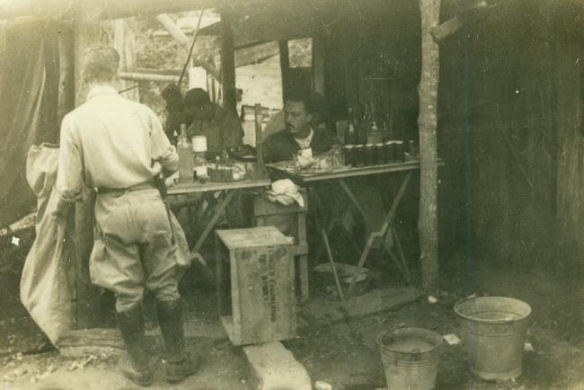 Mario Ventel, de costas, nos trabalhos da expedição. De frente, o médico Teixeira de Freitas. Acervo Casa de Oswaldo Cruz/Fiocruz. Data: 1942. Autor desconhecido.