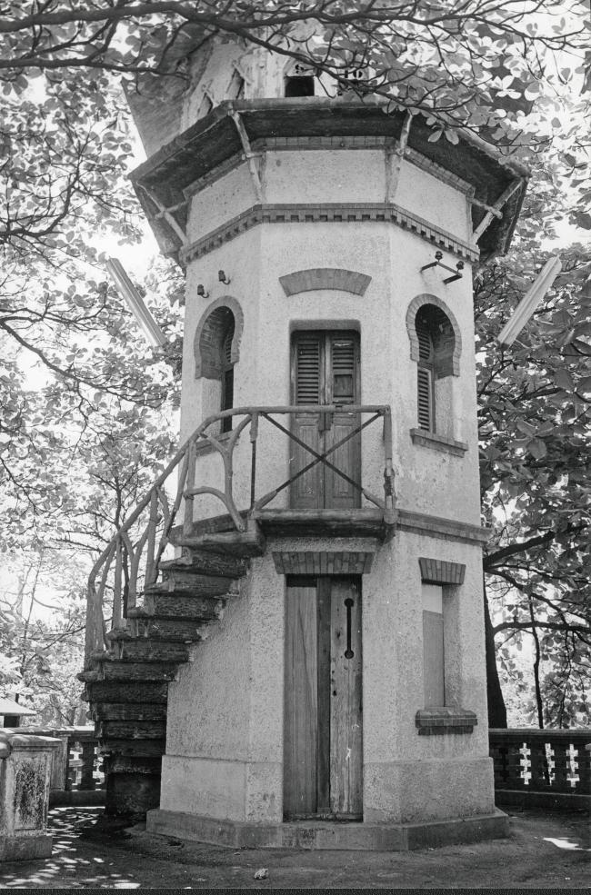 Torre do Pombal no campus de Manguinhos. torre de dois pavimentos com uma escada em espiral acompanhando o contorno do edifício