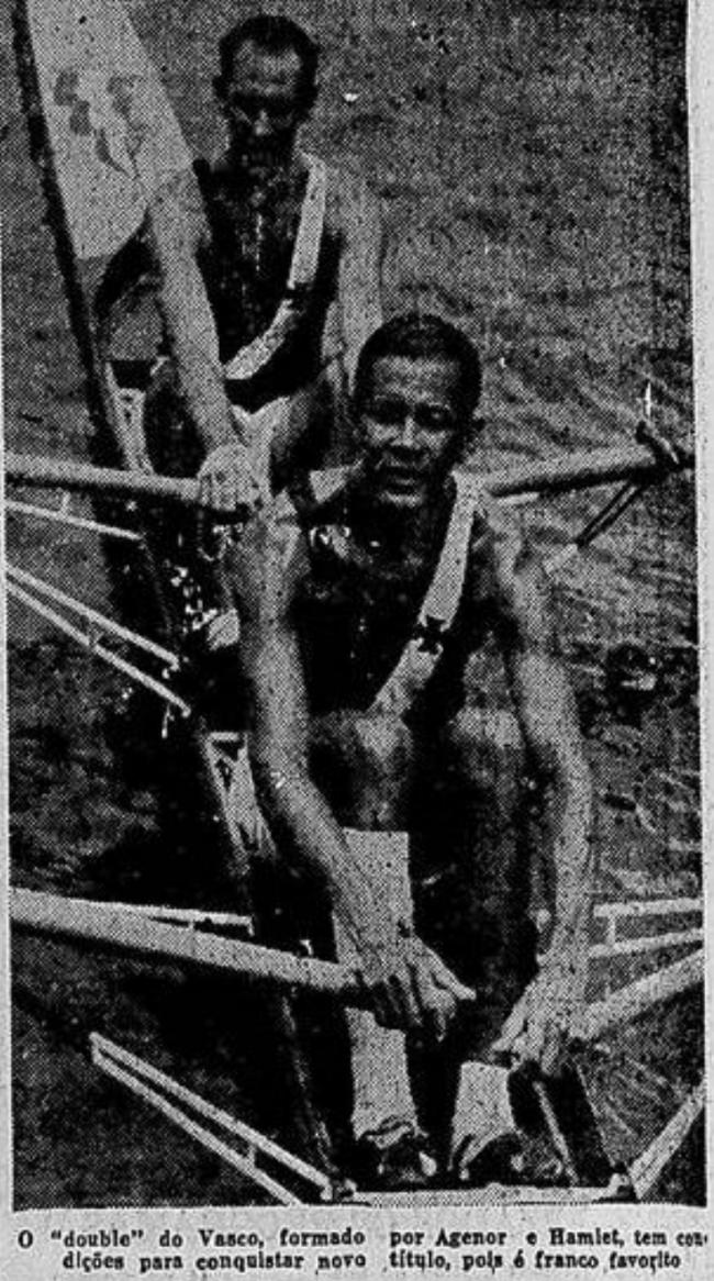 dois homens com uniforme do Vasco sentado em uma canoa de remo