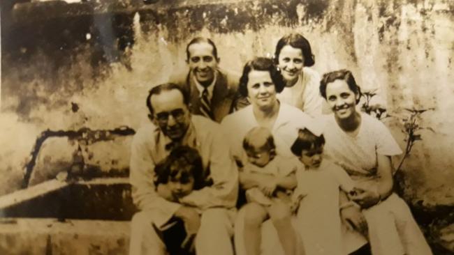 Família de Ernani de Moura Caldas. Na foto, da esquerda para a direita, no primeiro plano: Narcizo de Araújo e sua esposa, Eurídice França. À direita de Eurídice, Dulce França (esposa de Ernani de Moura Caldas). As crianças são filhas de Narcizo e Eurídice