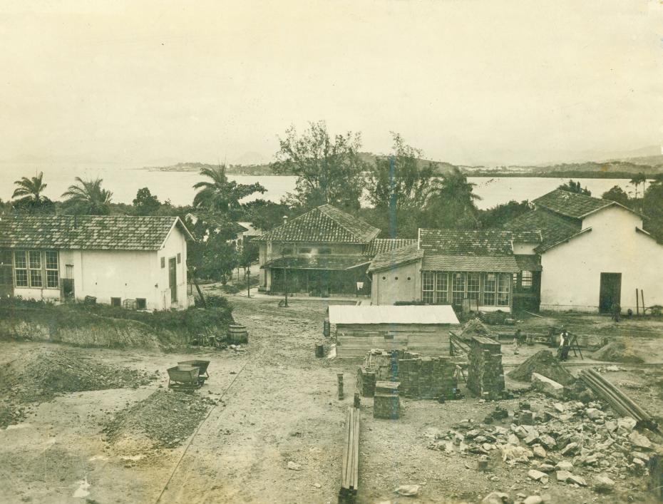 Vista geral das instalações do Instituto Soroterápico Federal em 1900. Ao centro uma casa maior onde era o laboratório, a direita uma cocheira e a esquerda um Biotério, parecido com um grande viveiro de animais.