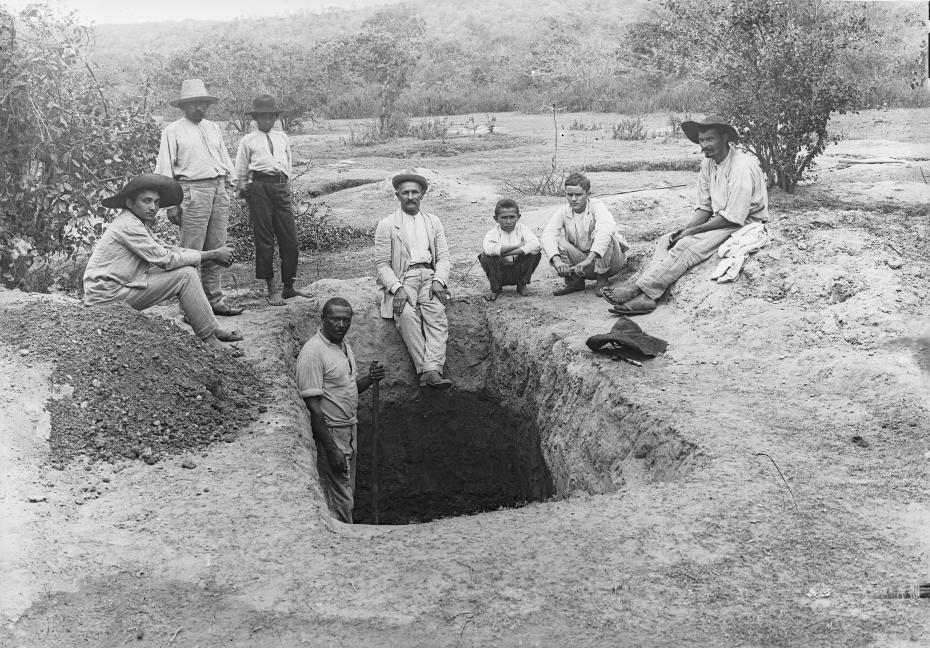 Auxiliares da expedição posam após abertura de cacimba d'água para uso do acampamento. Acervo: Casa de Oswaldo Cruz. Data: 1912. Autor: José Teixeira