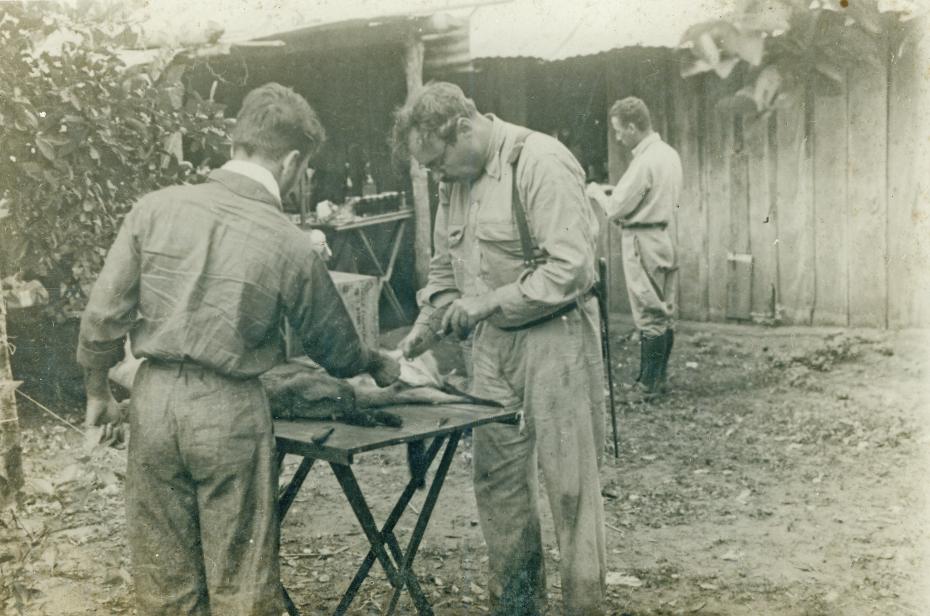 Fazendo autópsias. Ao fundo Mario Ventel. Salobra, Mato Grosso. Acervo Casa de Oswaldo Cruz/Fiocruz. Data: 1942. Autor desconhecido.