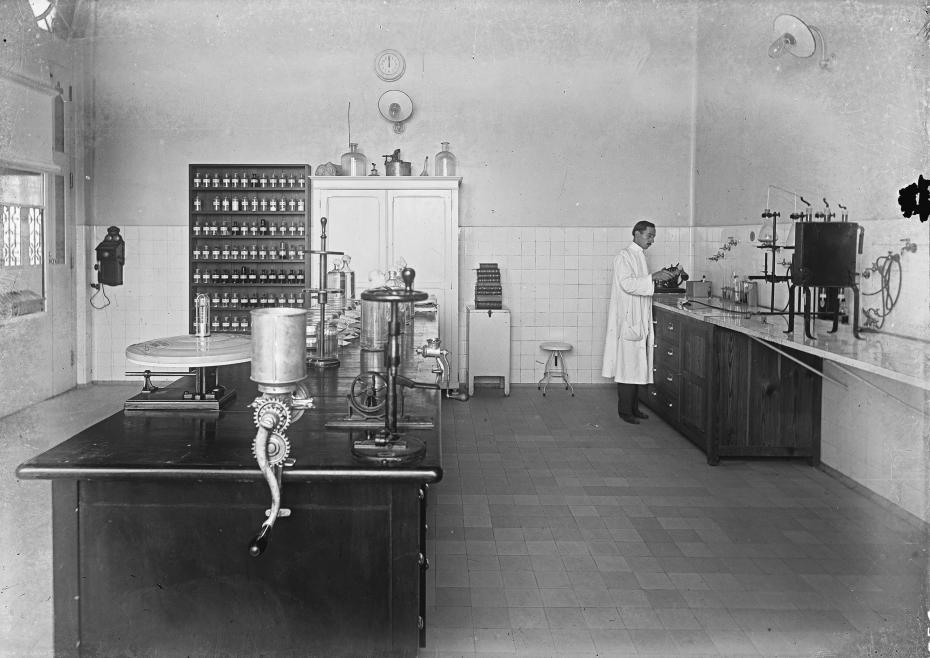 a imagem mostra o interior de um laboratório no pavilhão mourisco