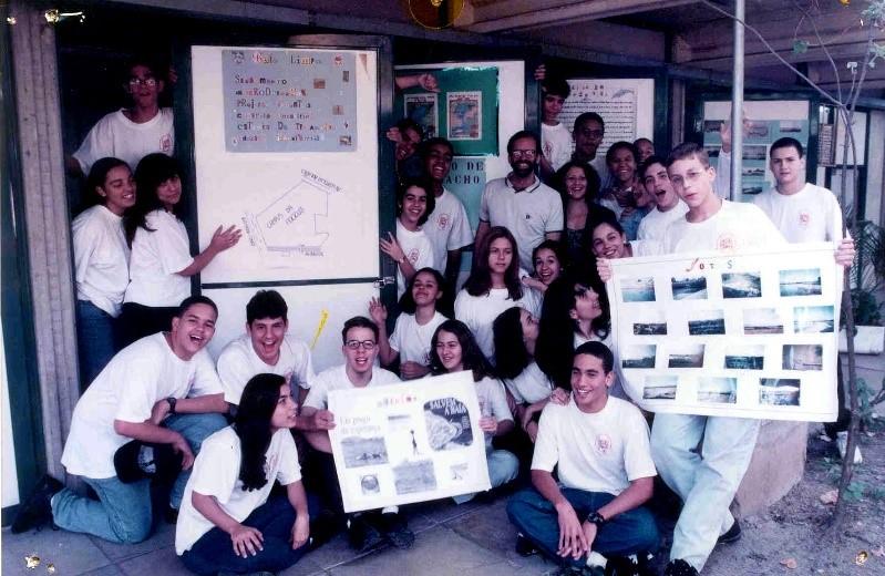 grupo de alunos da EPSJV apresentando trabalho 